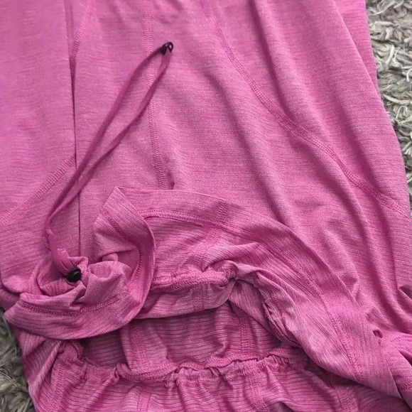 Lululemon Women's tank top with built in sports bra - Picture 8 of 8